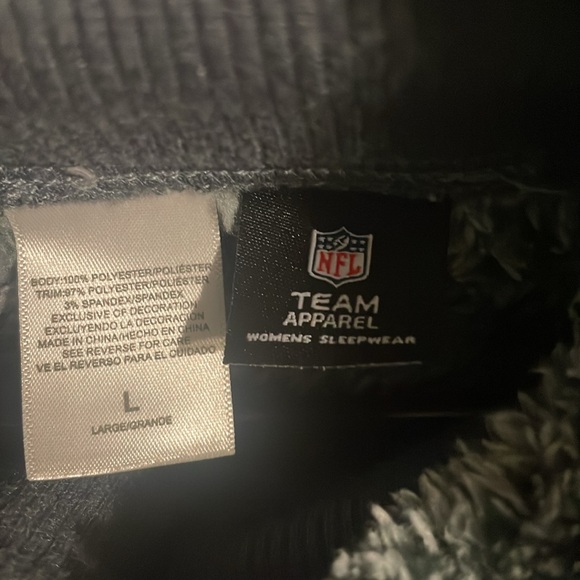 Atlanta Falcons NFL apparel size large women’s sweater - Picture 2 of 3